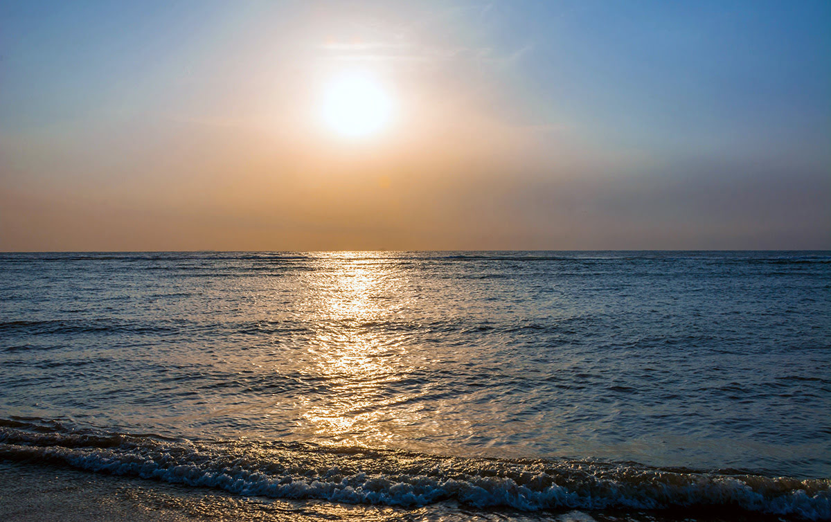 Calm coastal water at sunrise representing Beautyremovevita hydration ideas